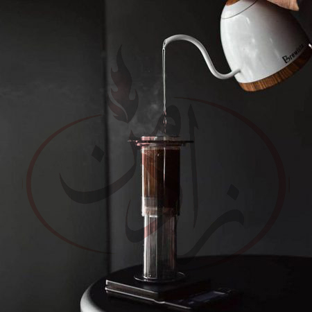 دم کردن با روش غوطه وری به این معنی است که قهوه آسیاب شده کاملا در آب مغروق می‌‌شود.