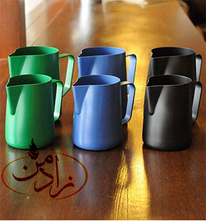 پیچر چیست: یکی از مهمترین لوازم طراحی روی قهوه لاته آرت است. پیچر یا همان پارچ ایرانی یک ظرف است که یک دسته نگهدارنده دارد و برای نگهدارنده دارد و برای نگهداری مایعات استفاده می شود.