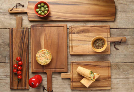 ظروف چوبی بامبو آشپزخانه:ظروف چوبی یکی از بهترین ظرف‌ها برای سرو غذا هستند به ویژه اگر ظروف چوبی از جنس بامبو و گردو باشند.